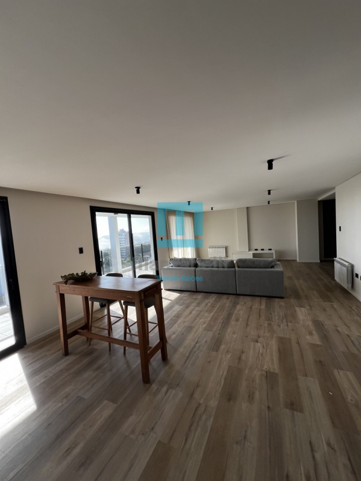 EN VENTA PISO COMPLETO ZONA PARQUE PARANA